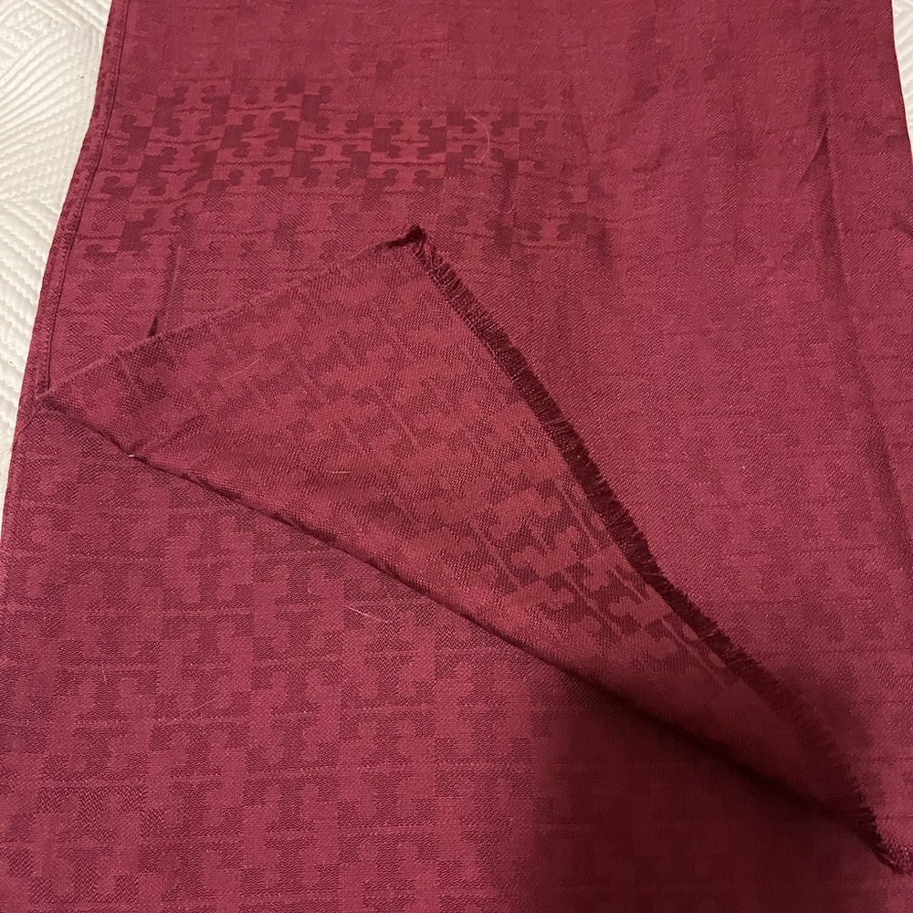 NWOT Tory Burch Mosaic Logo Jacquard Embossed Scarf in New Plum
